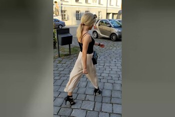Beim City-Spaziergang geil!! Da s****z ich glatt in meiner Hose ab! Geile Public Aktion!