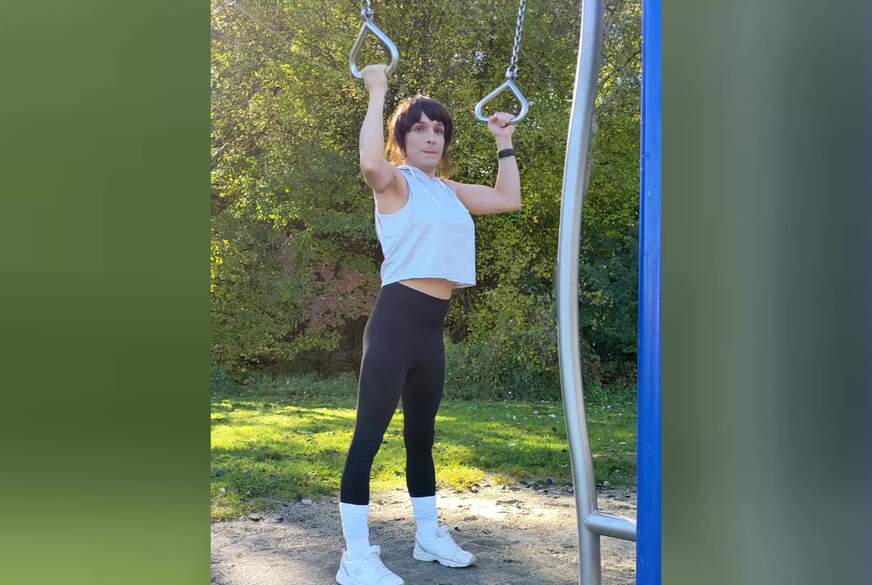 TV_Helena_Kimberly: Nachm Sport gibts nen Socken-Footjob! Da s*****t er glatt auf meinen Leggings-A***h!