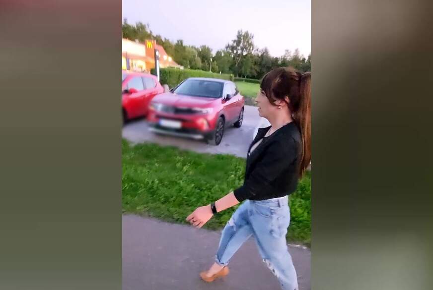 TV_Helena_Kimberly: Public Wetting! Mit v*********ter Jeans durch die Stadt!
