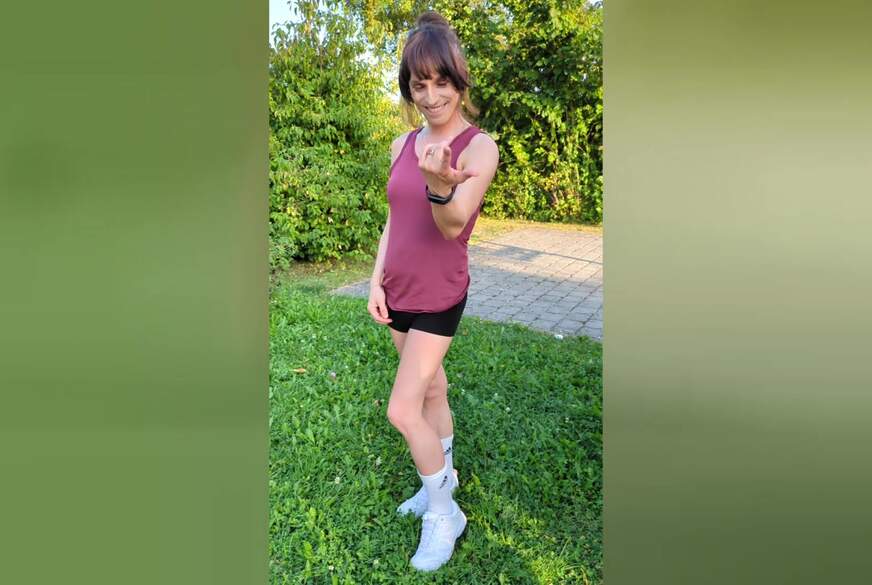 TV_Helena_Kimberly: Outdoor Workout mit Vibrator für A***h und S*****z! Da s****z ich glatt in meine Shorts!