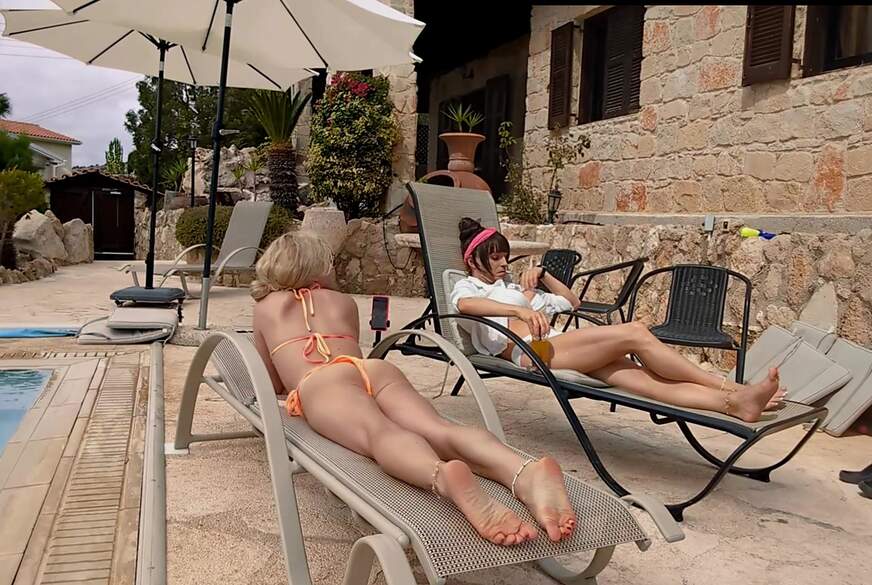 Zwei heiße Pool B*****s! K**********z Loser beim w*****n ausgelacht! SPH von TV_Helena_Kimberly