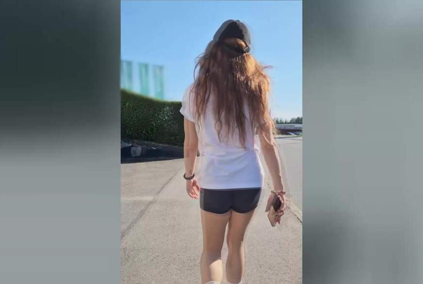 TV_Helena_Kimberly: Keine Toillette in Sicht... Dann p**s ich halt in meine sexy Shorts! Wetting mit Public Walk!