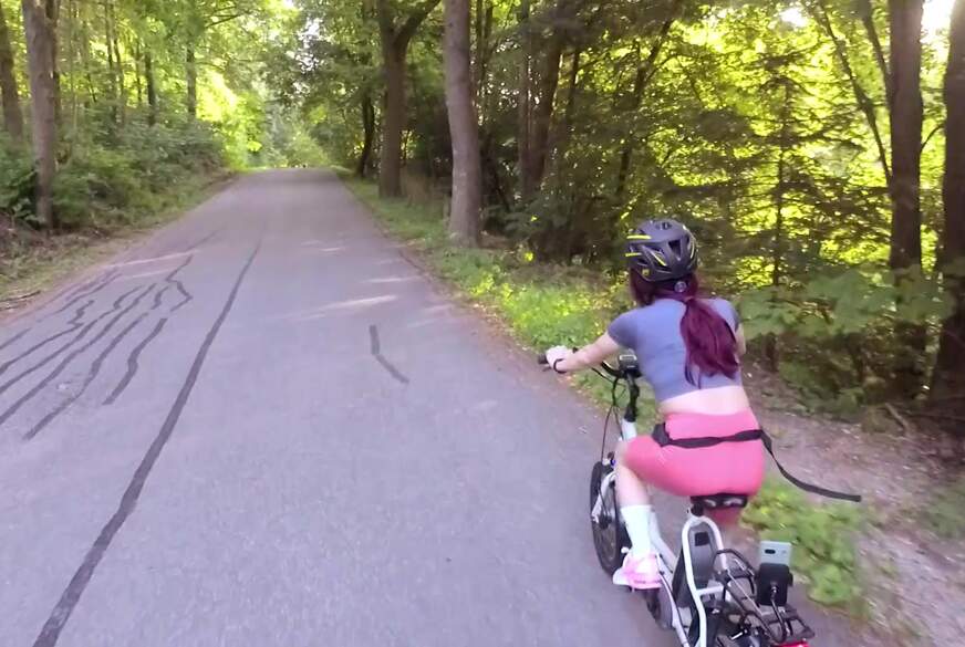 TV_Helena_Kimberly: Radtour endet mit R**********g S****a! Mit v**********ter Radlerhose geht die Tour weiter!