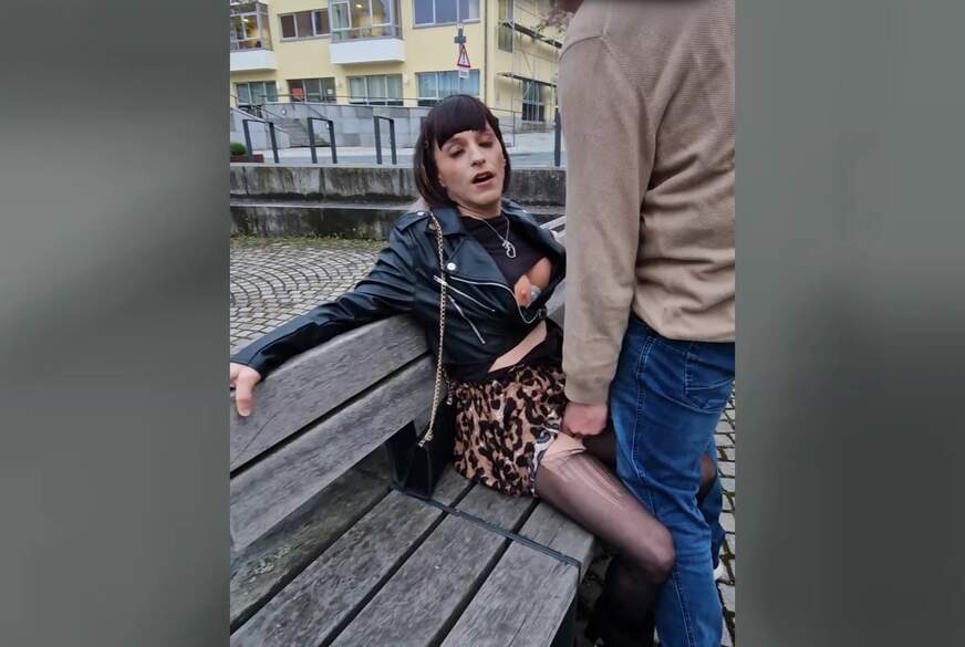 TV_Helena_Kimberly: Beim Spaziergang mitten in der City krass b*****t! D**********t und a*********t!
