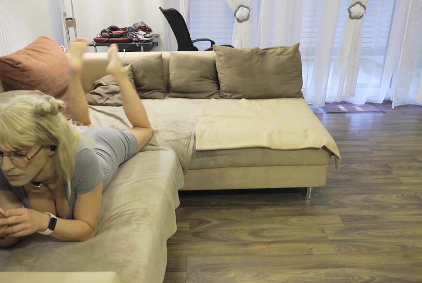 Dummes H******n ist schon wieder total rollig. Da r*****t der Köter doch glatt die Couch! von TV_Helena_Kimberly