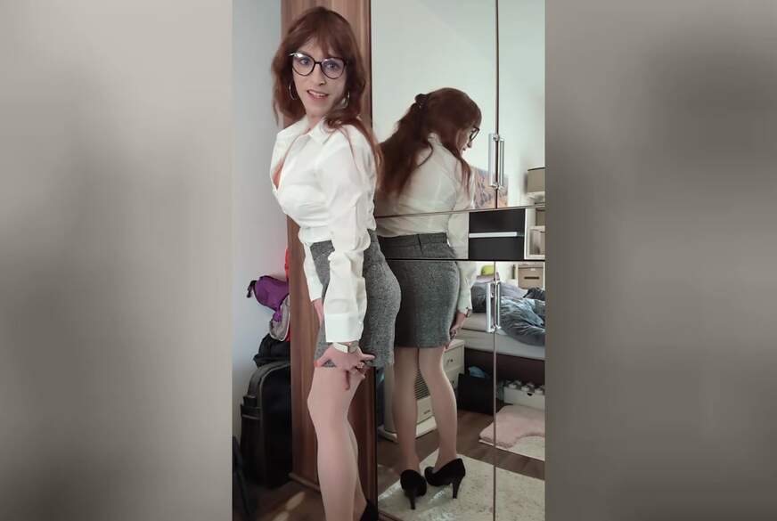 Büros******e will mit dir w*****n! Ich s****z mir in meine geilen Nylons! JOI von TV_Helena_Kimberly