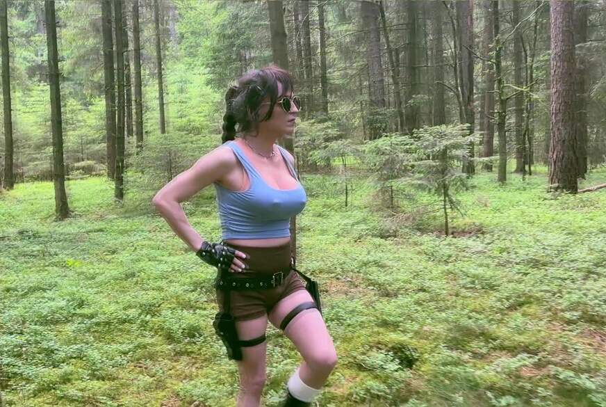 TV_Helena_Kimberly: Geiles Rollenspiel! Tranny Girl Lara Croft! Da haben die Gegner nix zu lachen... FULL CLIP NUR HIER!