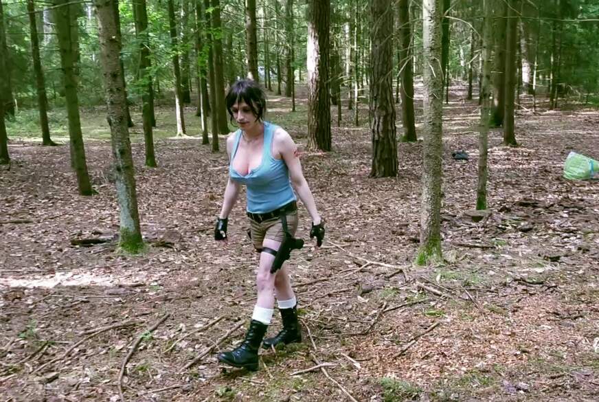 TV_Helena_Kimberly: Tranny Girl Lara Croft! Von M*****r mit XXL-s*****z in beide L****r d**********t!