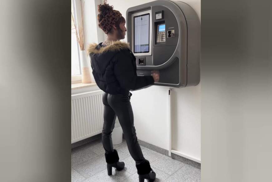 TV_Helena_Kimberly: Remote E-Stim am S*****z! Das gibt lustvolle S*****zen beim Shopping-Bummel!