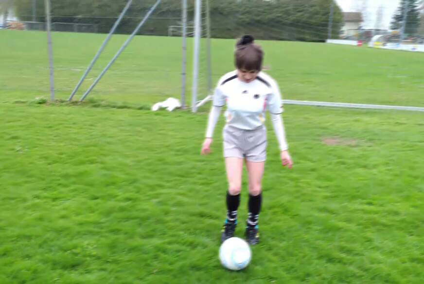TV_Helena_Kimberly: Die geile Fußball S******e! Nachm Training gibts nen Bowjob!