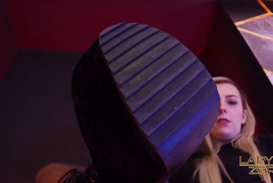 Lady-Zora: Zunge raus und Sohlen l****n!