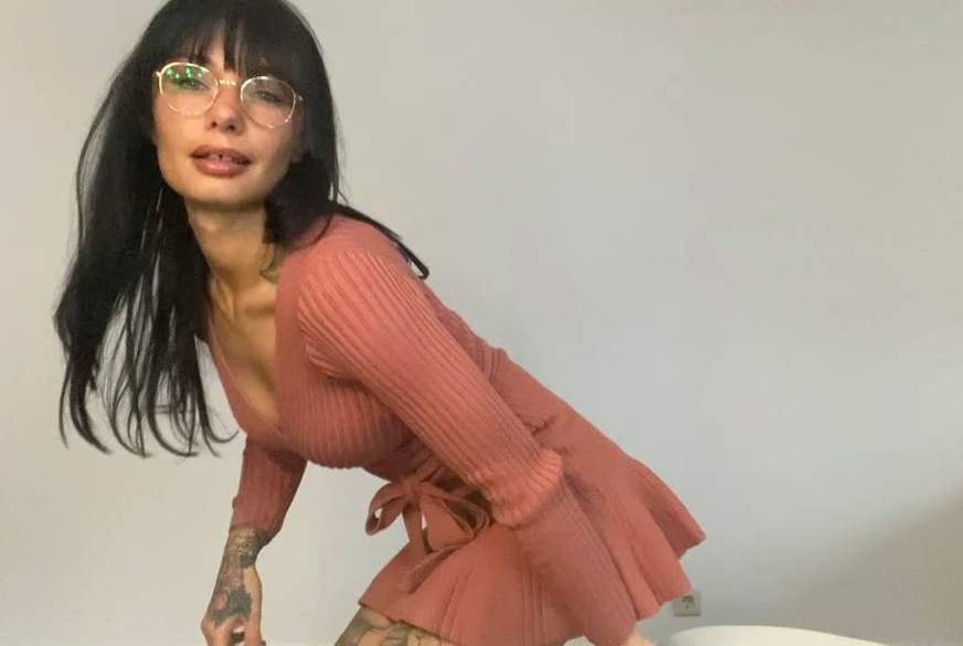 SophieSaphira: ICH VERLIERE ÖFTER MAL DEN FADEN... ABER NOCH ÖFTER MEINE KLAMOTTEN!!! 1.NACKTVIDEO