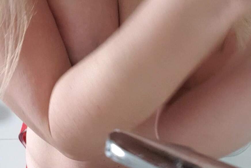 SexySuesse: Badespaß mit den 2 Möpsen
