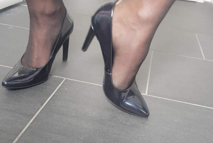 SexySuesse: Black Lackheels und Füße im String mit offenen  Schritt-p***y frei in Halterlosen Nylons auch Feti