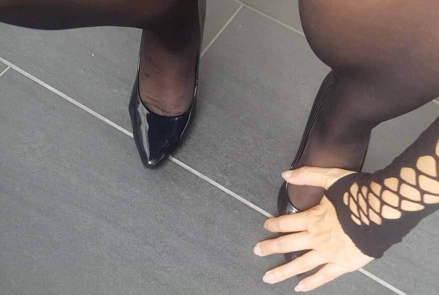 SexySuesse: Black Lackheels und Füße im String mit offenen  Schritt-p***y frei in Halterlosen Nylons auch Feti