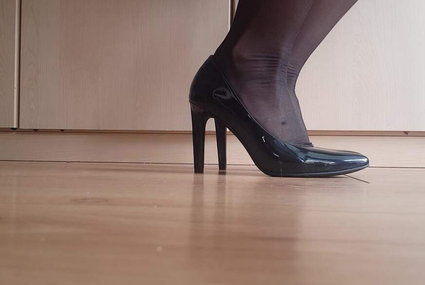 SexySuesse: Black Lackheels und Füße im String mit offenen  Schritt-p***y frei in Halterlosen Nylons auch Feti