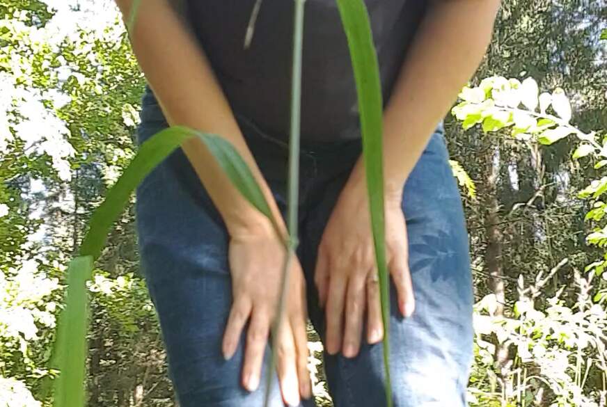 SexySuesse: P***y heftig zum Orgasmus f*****n im Gebüsch