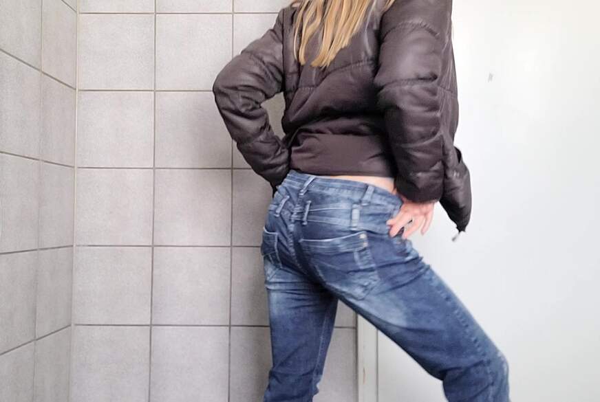 SexySuesse: Sexy Jeansa***h, Top ohne BH und helles Höschen mit Cameltoe