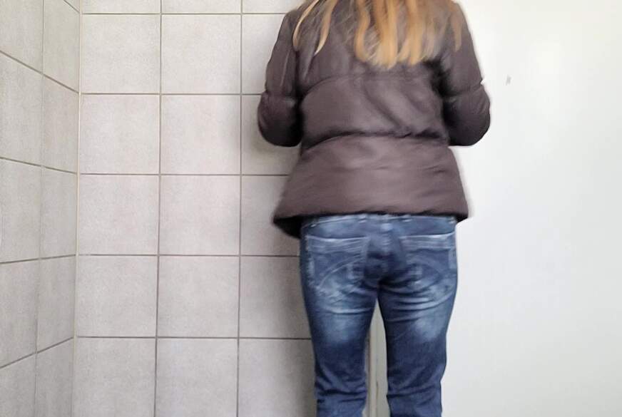 SexySuesse: Sexy Jeansa***h, Top ohne BH und helles Höschen mit Cameltoe