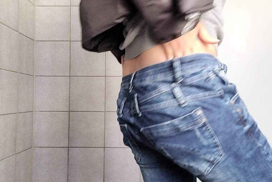 SexySuesse: Sexy Jeansa***h, Top ohne BH und helles Höschen mit Cameltoe