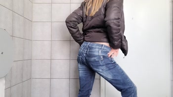 Sexy Jeansa***h, Top ohne BH und helles Höschen mit Cameltoe