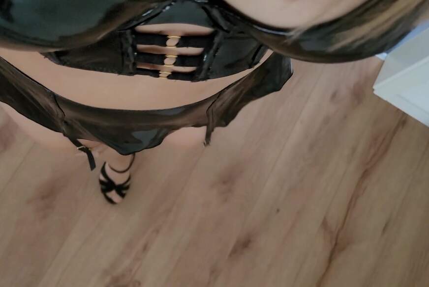 SexySuesse: Lack und Nylonheels mit n**ser P***y, ich lecks ab