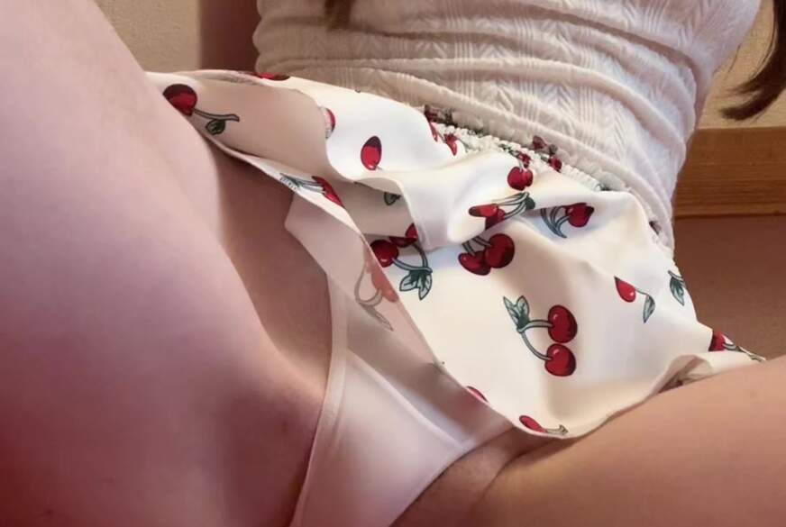 Joline21: Geil masturbieren im Kirsch-outfit
