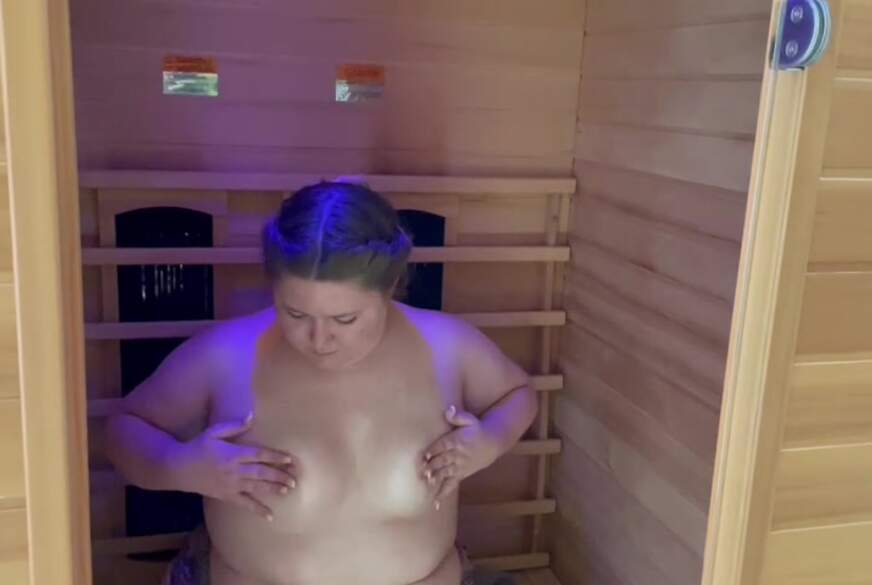 Sauna Spielchen - Titten eingeölt von Erdbeersahnehot