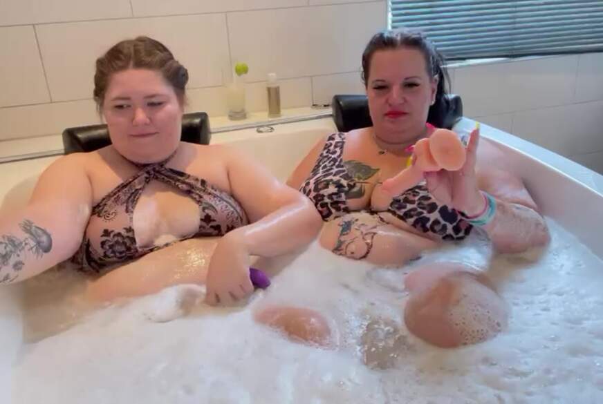 Erdbeersahnehot: Doppelter B**wjob im Whirlpool