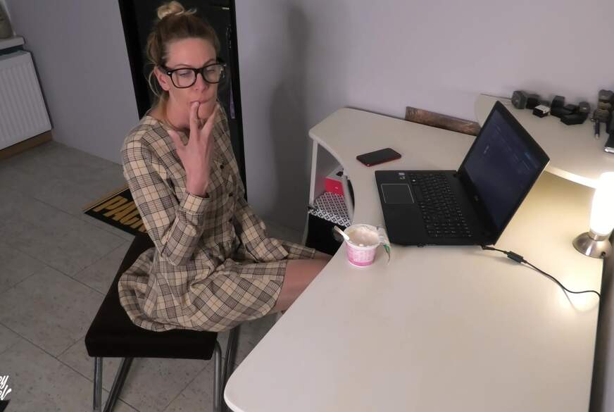 Miley-Weasel: Den Chef v*******t...Büronerd wird zur versauten B***h!!