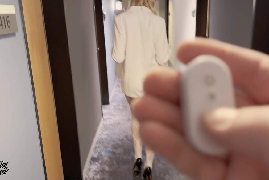 Miley-Weasel: Versaute Blondine treibt es wild im Hotel !!