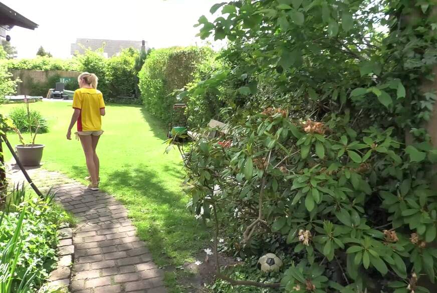 Miley-Weasel: Freche Postbotin während der Arbeit g*****t !! Unglaublich !!