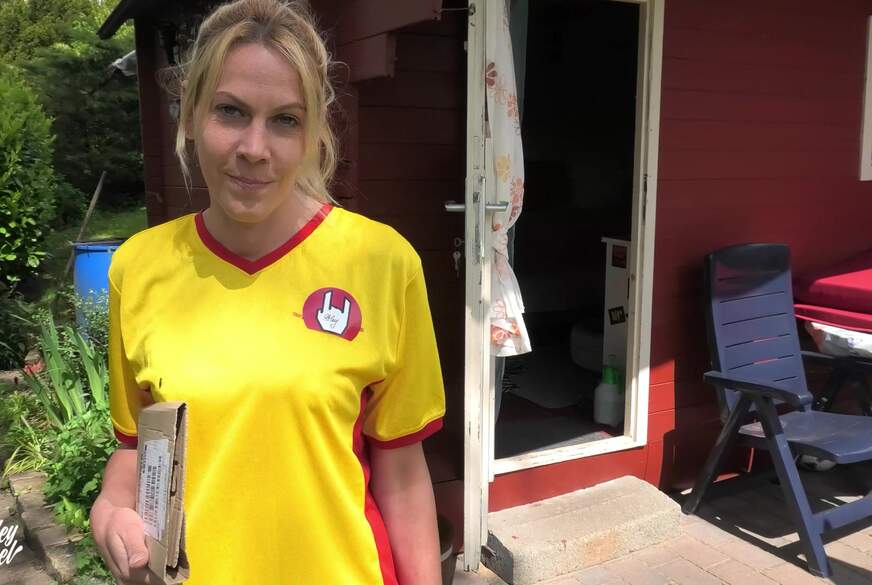 Miley-Weasel: Freche Postbotin während der Arbeit g*****t !! Unglaublich !!