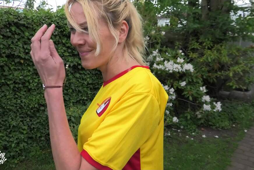 Freche Postbotin während der Arbeit g*****t !! Unglaublich !! von Miley-Weasel pic3