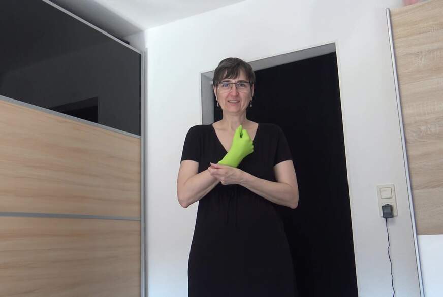 Grüne Handschuhe mit S****a bedeckt von GermanHotMilf pic1