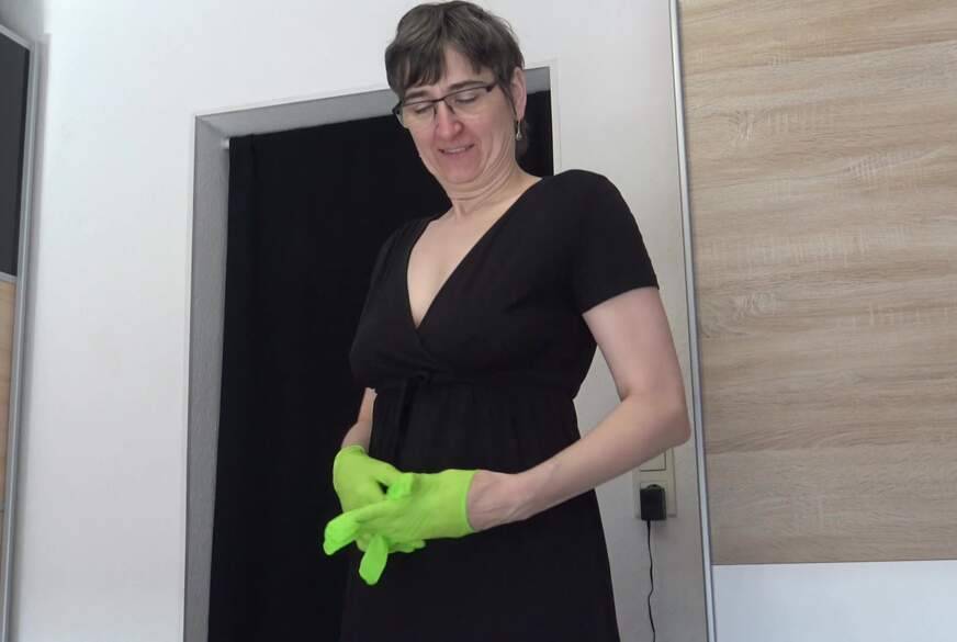 Grüne Handschuhe mit S****a bedeckt von GermanHotMilf pic2