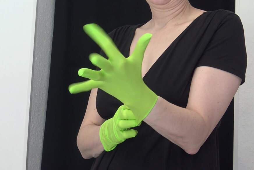 Grüne Handschuhe mit S****a bedeckt von GermanHotMilf pic3