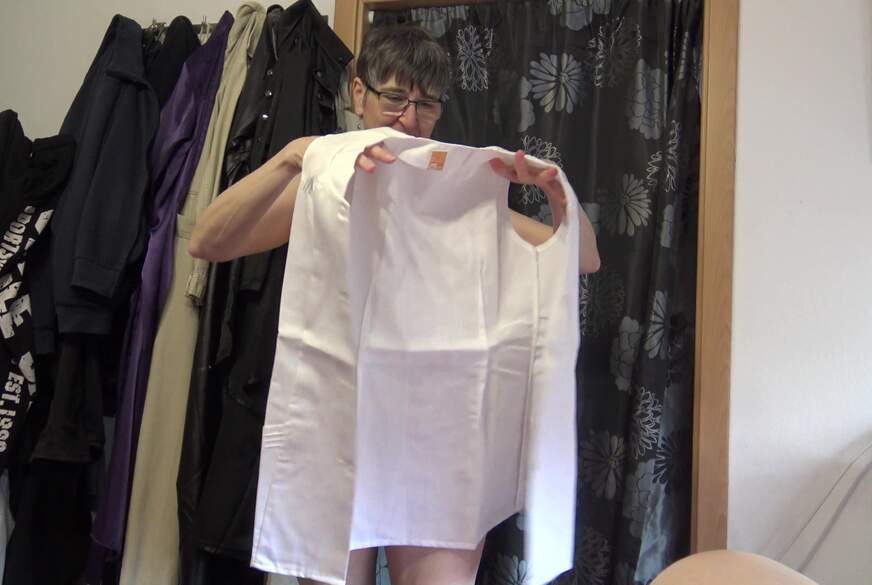 H*****b in White Apron von GermanHotMilf pic1