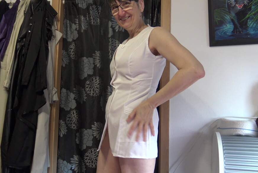 H*****b in White Apron von GermanHotMilf pic4