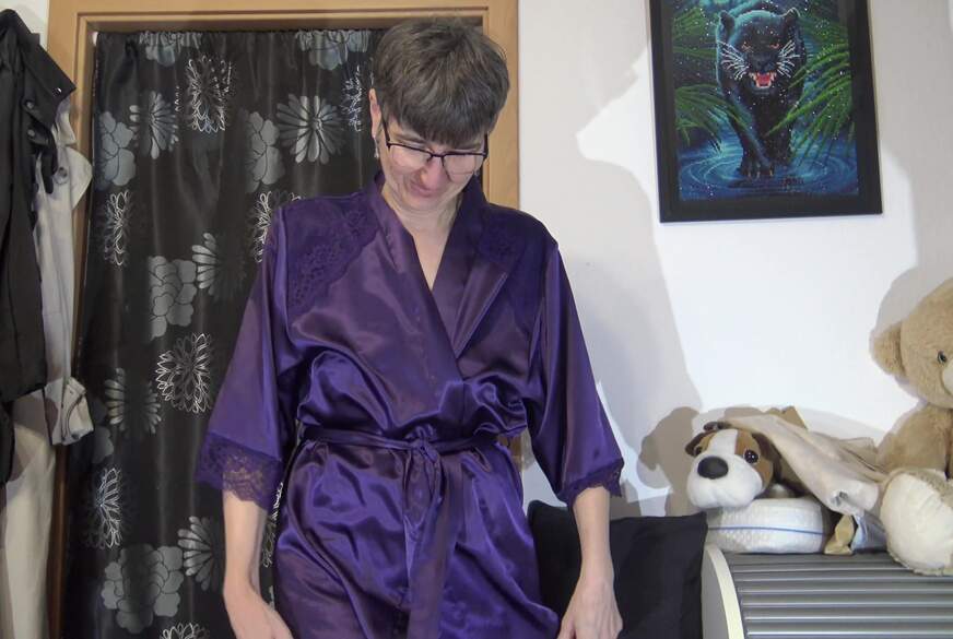 GermanHotMilf: Swallow in Black Catsuit