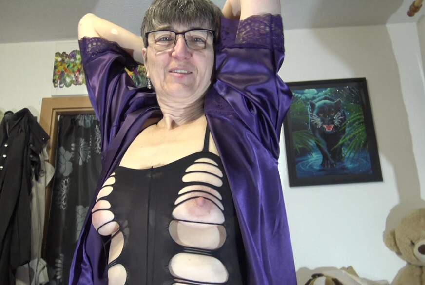 GermanHotMilf: Swallow in Black Catsuit