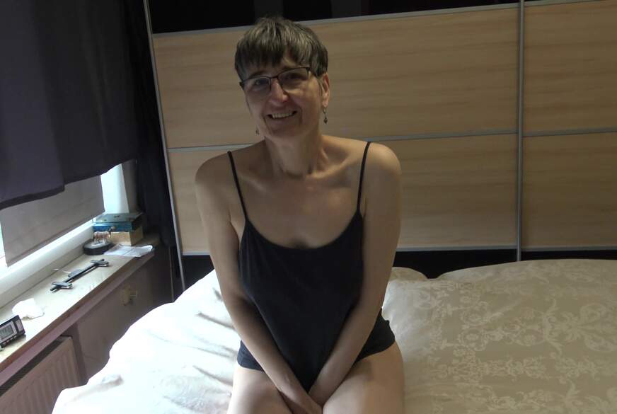 GermanHotMilf: Orgasmus auf dem Dildo