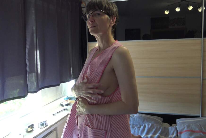 GermanHotMilf: Orgasms on my Knees