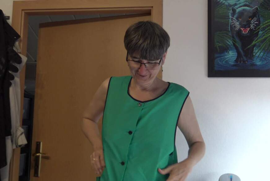 H*****b in Green Apron von GermanHotMilf pic1