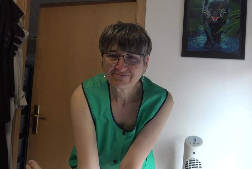 H*****b in Green Apron von GermanHotMilf pic2