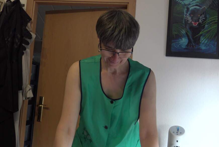 H*****b in Green Apron von GermanHotMilf pic3