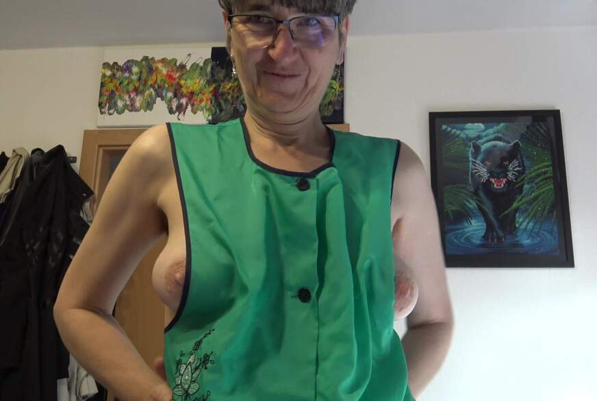 H*****b in Green Apron von GermanHotMilf pic4