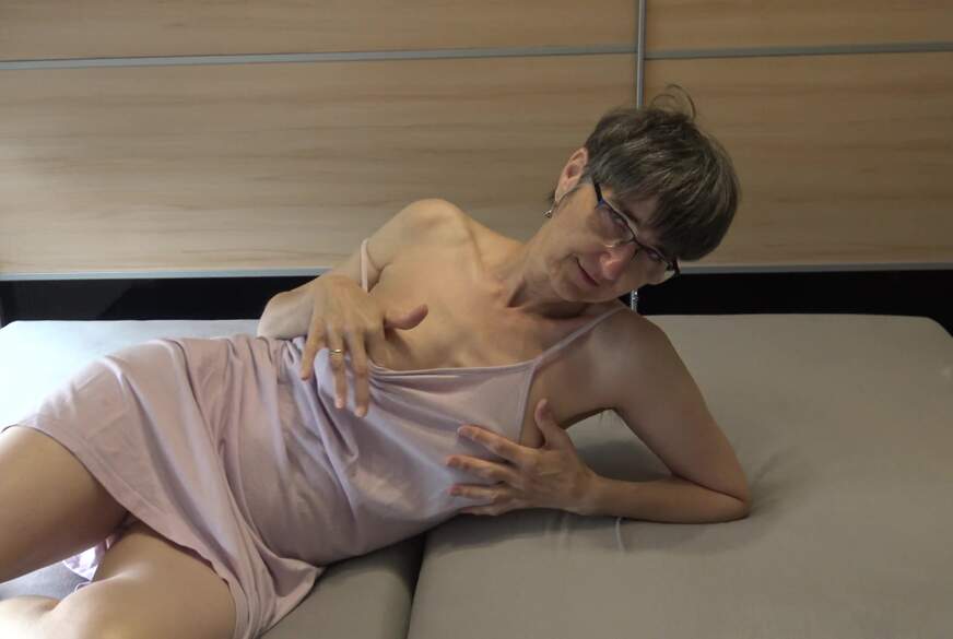 GermanHotMilf: Noppendildo Fun