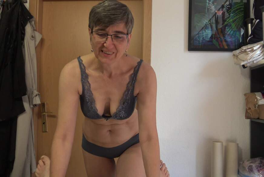 GermanHotMilf: Too much C*m