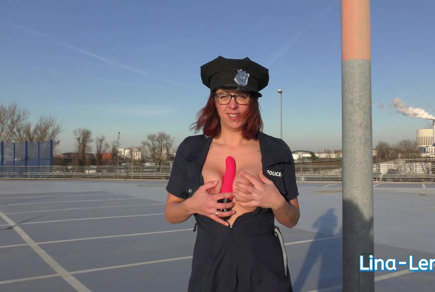 Lina-Lenz: Notgeile Faschingsb***h